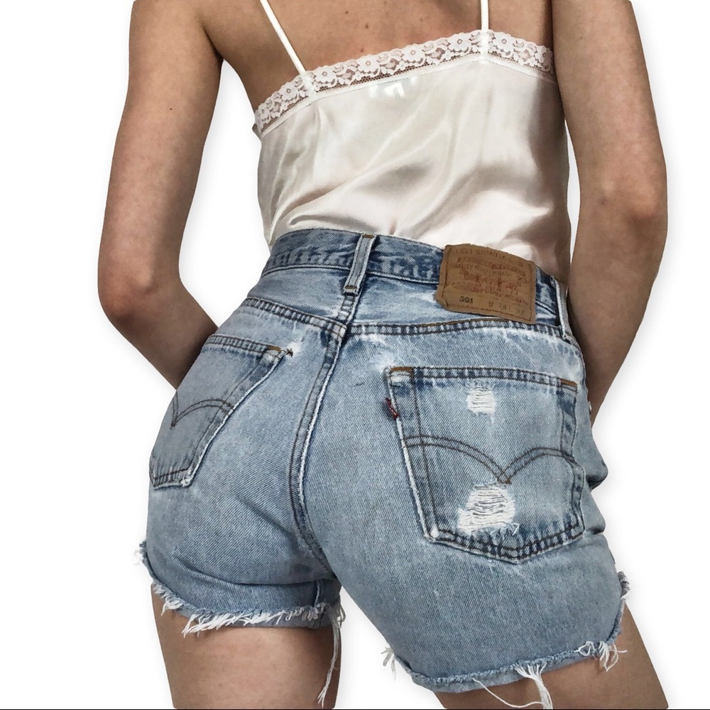 SOLD🌸Vtg 501 Distressed Light wash Levis Shorts🌸